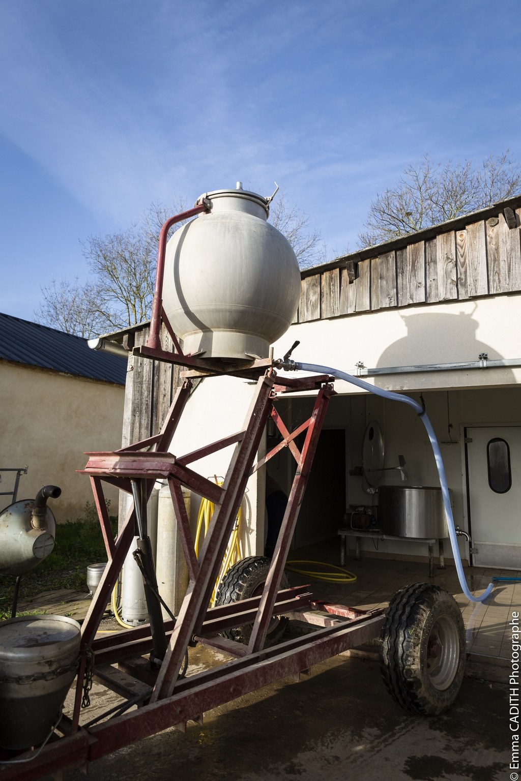 retour à la laiterie du lait, avec une boule à lait 