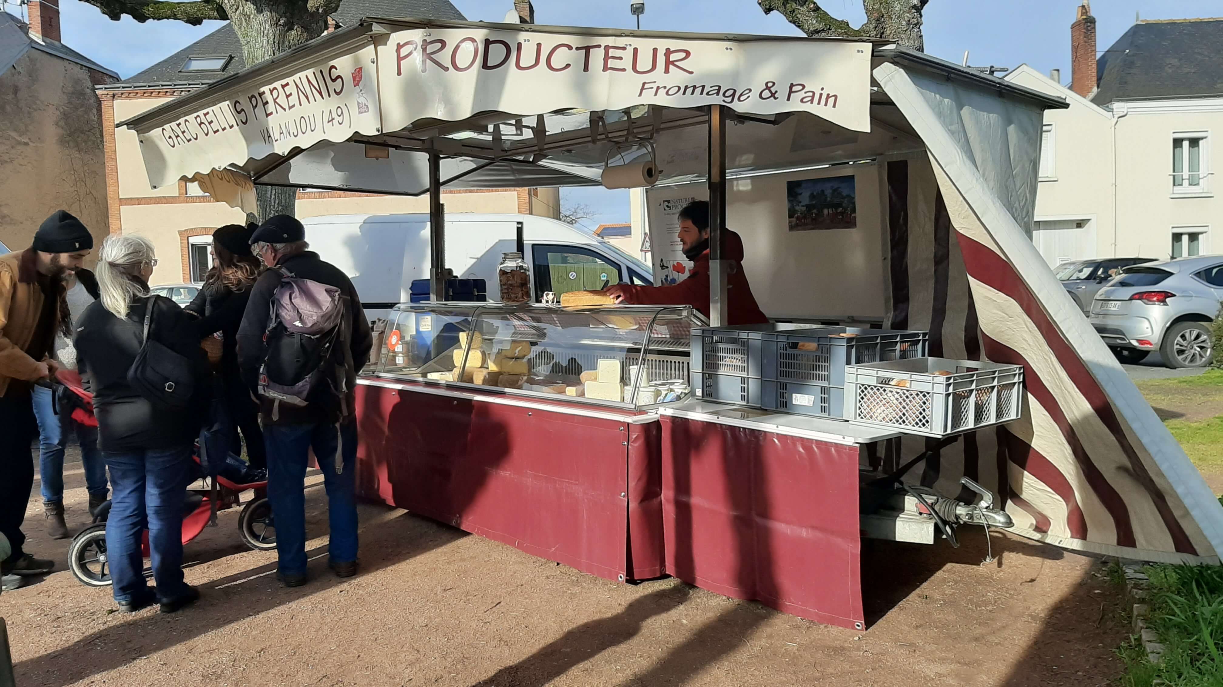 Vincent au marché de Chemillé du samedi matin avec la remorque