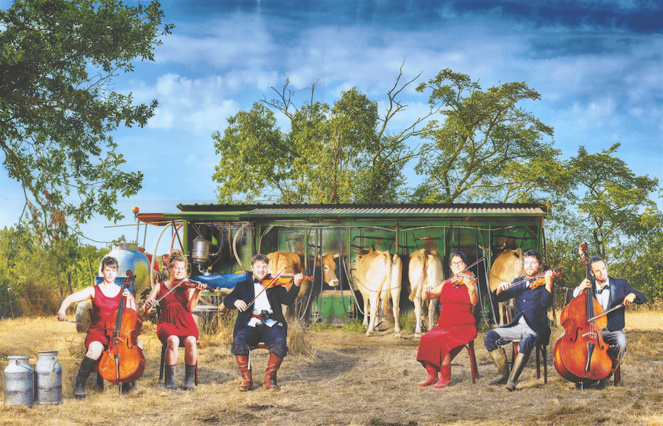 La traite des vaches en musique sur la ferme (août 2019) ; Virginie et Denis ont invité tous les habitants de Chemillé-en-Anjou à les rejoindre pour une création photographique et collective (exposition In Dreams à Neuvy-en-Mauges). 